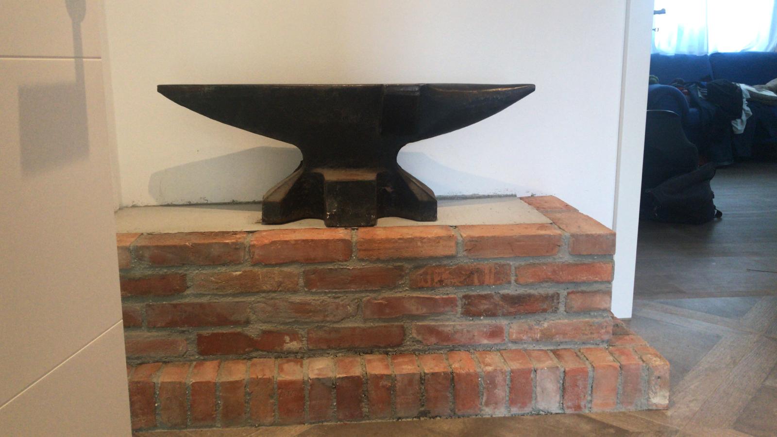 Gemauerter Sockel für einen Kaminofen