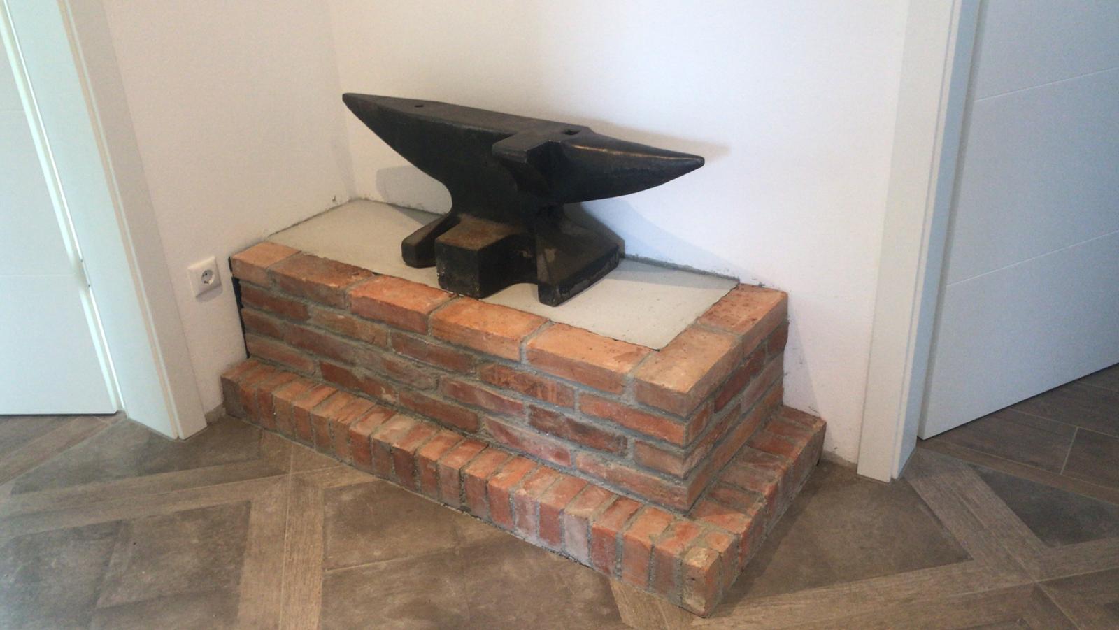 Kaminofen auf einem Sockel aus Sichtmauerwerk