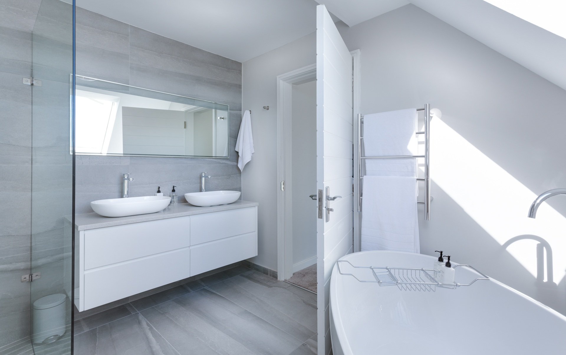 Modernes Badezimmer